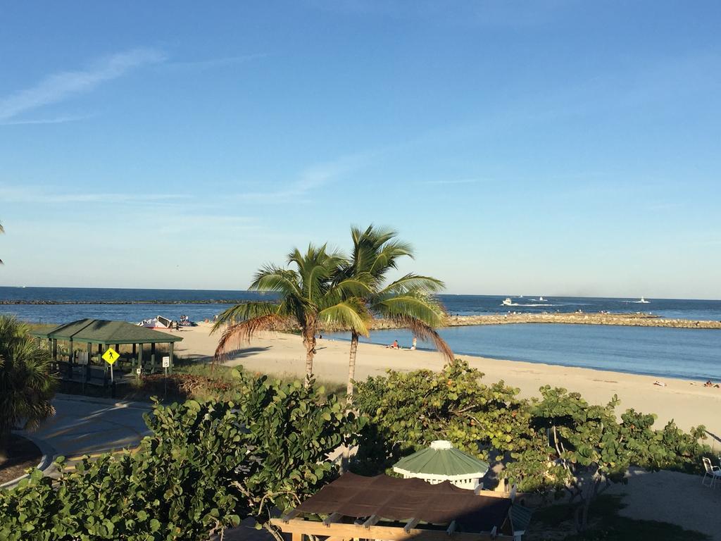 Rhumcay Beach Resort And Grille Fort Pierce Exterior photo